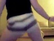 Chick with big butt shaking her booty on cam